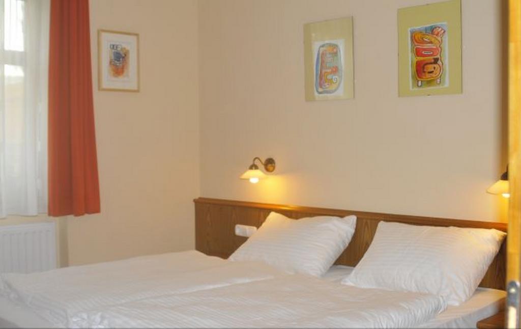 Publo Etterem Es Panzio Bed & Breakfast Csakvar Exterior photo
