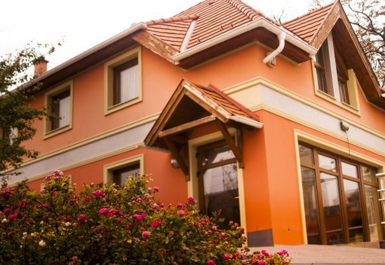 Publo Etterem Es Panzio Bed & Breakfast Csakvar Exterior photo