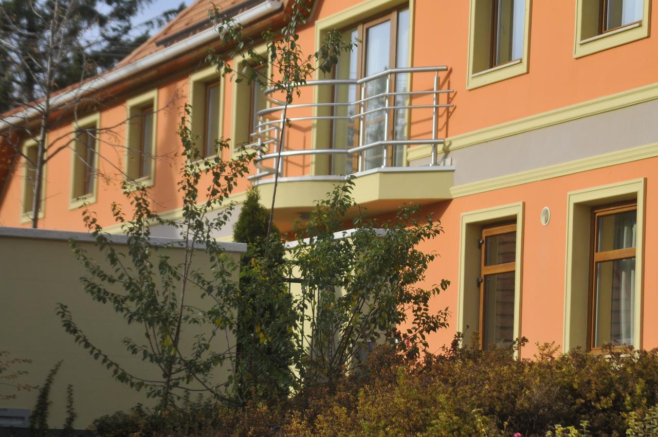 Publo Etterem Es Panzio Bed & Breakfast Csakvar Exterior photo