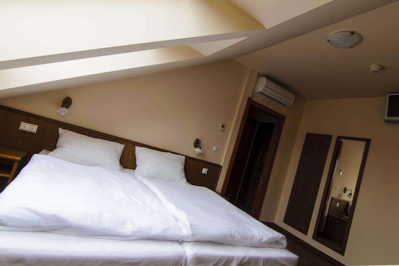Publo Etterem Es Panzio Bed & Breakfast Csakvar Exterior photo